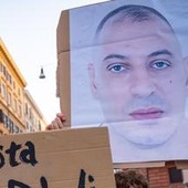 Caso Fakir, parla l'uomo che aiutò gli agenti a trattenerlo a terra: "Vivo recluso per le minacce" Caso Fakir, parla l'uomo che aiutò gli agenti a trattenerlo a terra: "Vivo recluso per le minacce"