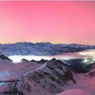 Tempesta solare colpisce la Terra, è la più potente degli ultimi 20 anni: e l'aurora boreale illumina i cieli