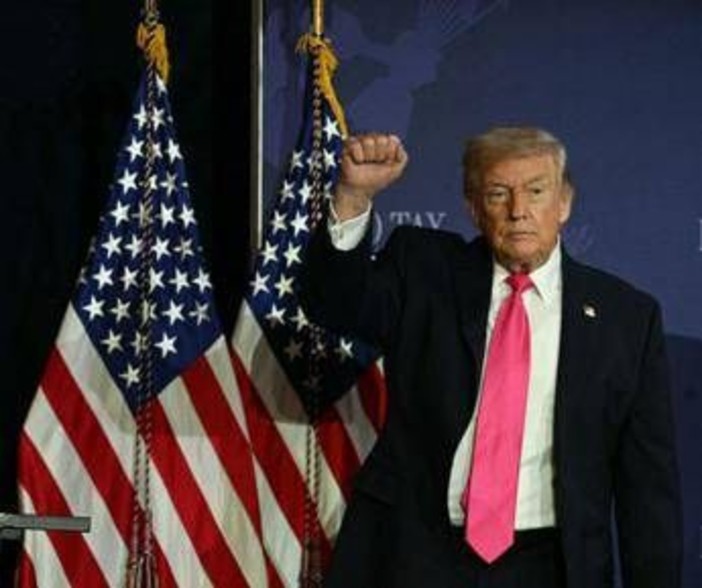 Iran riapre Hormuz, Trump mantiene il blocco navale: "Ci prendiamo l'uranio". Teheran smentisce