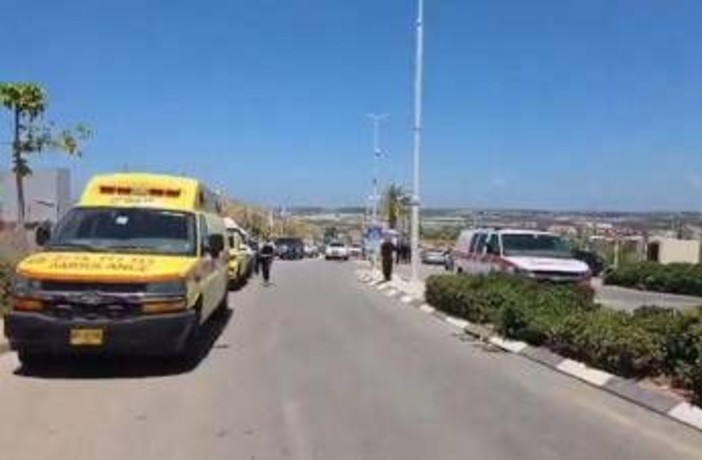 Sparatorie in Israele, un morto e diversi feriti in sospetto attacco terroristico Sparatorie in Israele, un morto e diversi feriti in sospetto attacco terroristico