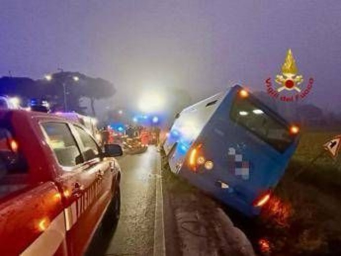 Scontro tra auto, tir e bus nell'Aretino: 5 feriti sulla Sp 327