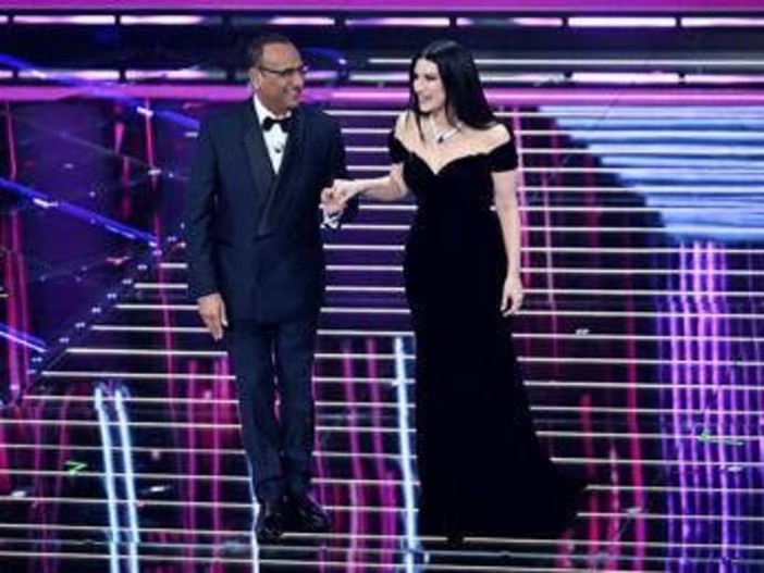 Sanremo 2026, Laura Pausini 'inciampa' sulle parole: lo 'sfottò' di Can Yaman