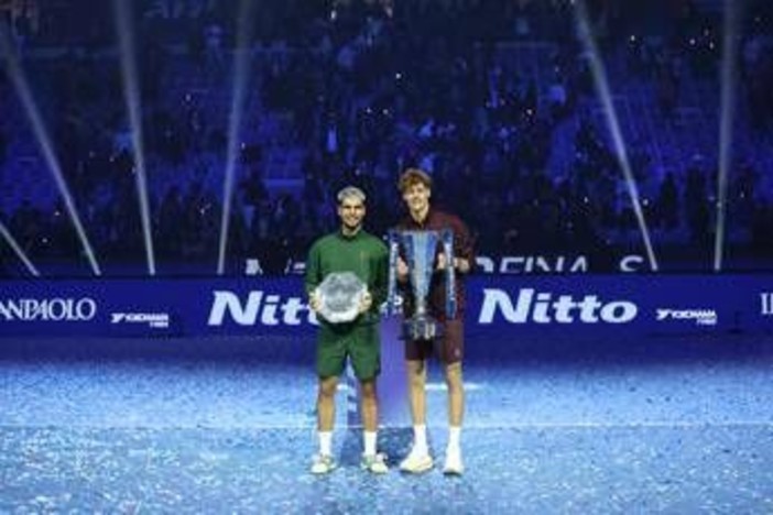 Sinner batte Alcaraz alle Atp Finals, ma con Carlos finisce... in parità. Il dato Sinner batte Alcaraz alle Atp Finals, ma con Carlos finisce... in parità. Il dato