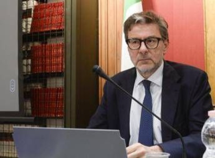 Giorgetti: "Ridotto deficit senza manovre restrittive"