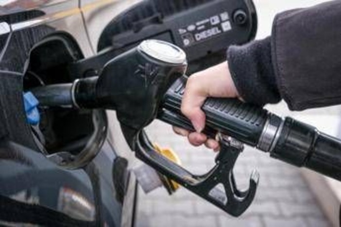 Caro carburanti, prezzo diesel e benzina: cosa è cambiato con tregua tra Usa e Iran Caro carburanti, prezzo diesel e benzina: cosa è cambiato con tregua tra Usa e Iran