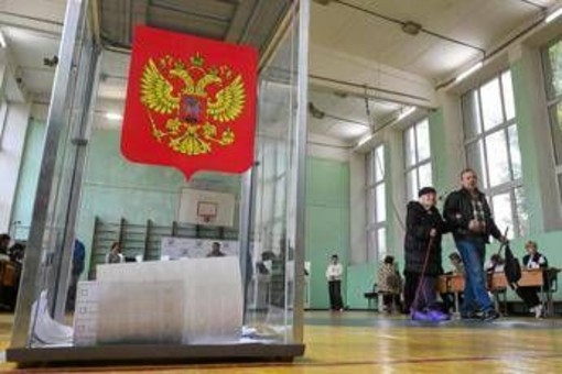 Elezioni in Russia, Mosca denuncia: "Potenti cyberattacchi contro il sistema di voto elettronico" Elezioni in Russia, Mosca denuncia: "Potenti cyberattacchi contro il sistema di voto elettronico"