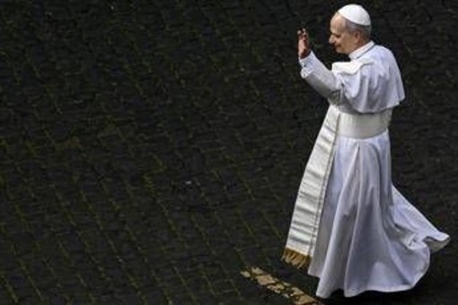 Papa Leone XIV, attesa per il Regina Coeli. Celebrata messa sulla tomba di Pietro