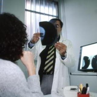 L'indagine, 1 donna su 3 con cancro dell'ovaio aspetta oltre 1 anno per la diagnosi