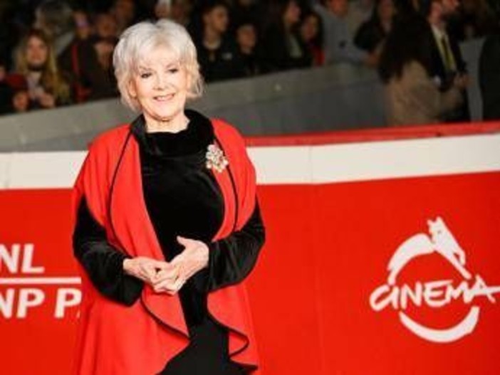 Sanremo 2026, Caterina Caselli riceve il premio alla carriera: l'omaggio al 'Casco d'Oro'