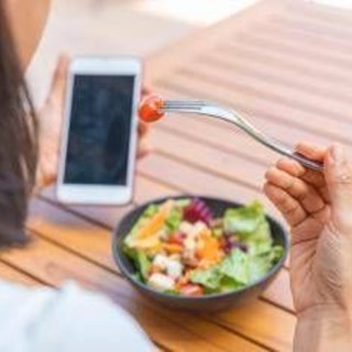 Dopo le vacanze gonfiore e intestino 'bloccato'? Gli esperti sfatano il mito detox e spiegano cosa fare ﻿