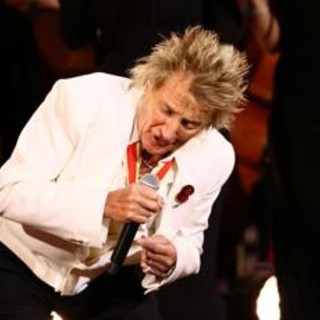 Rod Stewart, malore nel concerto e maschera per l'ossigeno sul palco Rod Stewart, malore nel concerto e maschera per l'ossigeno sul palco