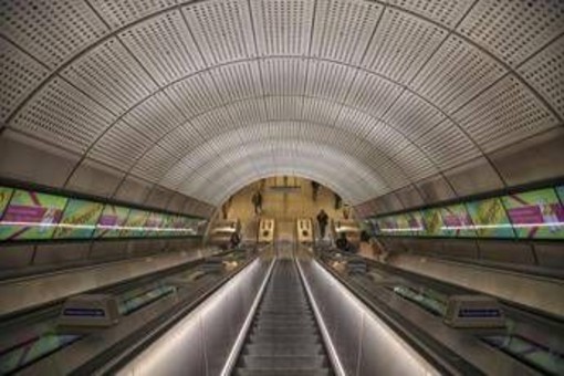 Blackout paralizza la metro Londra, tre linee sospese e ritardi su altre sei