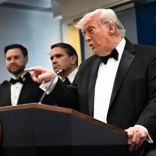 Spari alla cena con i giornalisti della Casa Bianca, Trump portato al sicuro