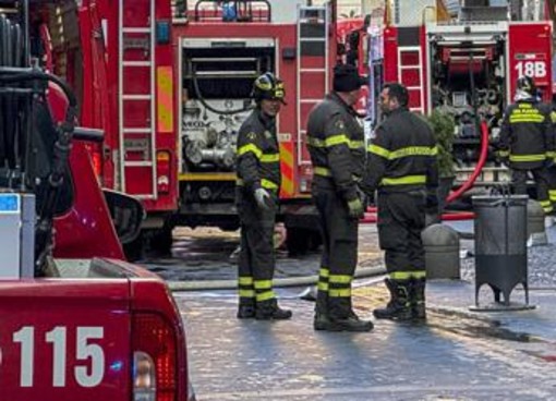 Palermo, 53enne ucciso a coltellate: uomo si barrica in casa, apre il gas e minaccia di far esplodere il palazzo Palermo, 53enne ucciso a coltellate: uomo si barrica in casa, apre il gas e minaccia di far esplodere il palazzo
