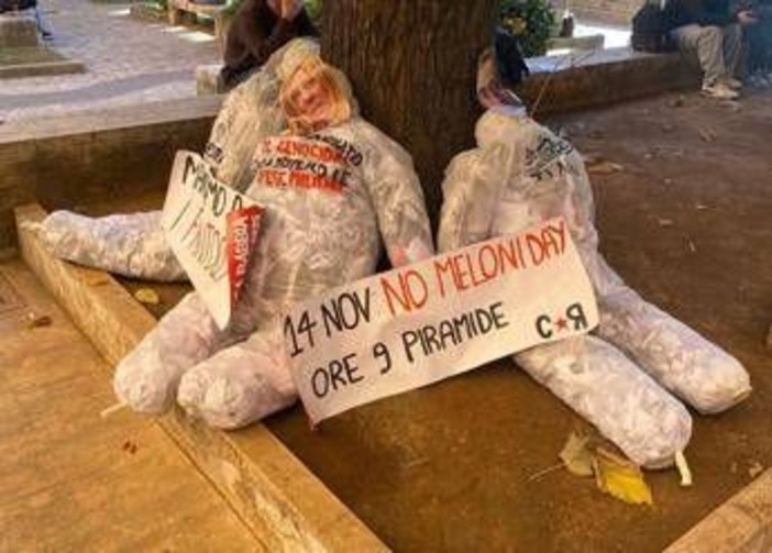 Fantocci con il volto di Meloni e Gasparri alla Sapienza. Il senatore: "Minacce non ci intimidiscono" Fantocci con il volto di Meloni e Gasparri alla Sapienza. Il senatore: "Minacce non ci intimidiscono"