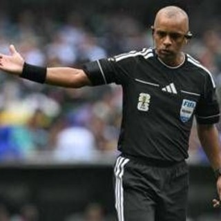 Mondiali, arbitro disastroso... in inglese: l'annuncio diventa un meme Mondiali, arbitro disastroso... in inglese: l'annuncio diventa un meme