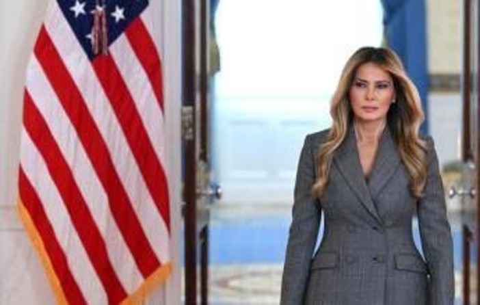 Vittime Epstein contro Melania: "Protegge i potenti e scarica su di noi" Vittime Epstein contro Melania: "Protegge i potenti e scarica su di noi"