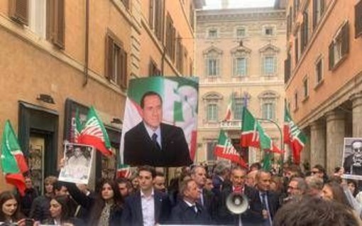 Riforma della giustizia, Forza Italia festeggia in piazza con maxi foto di Berlusconi: "Vittoria storica" Riforma della giustizia, Forza Italia festeggia in piazza con maxi foto di Berlusconi: "Vittoria storica"
