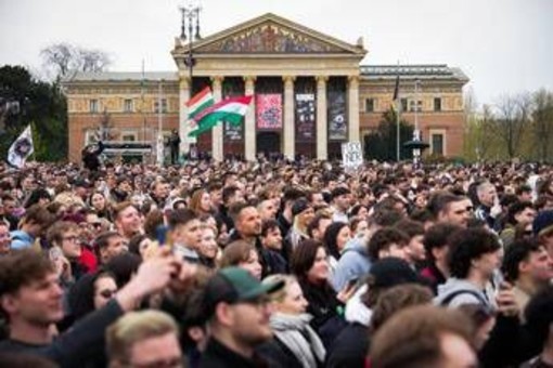 Ungheria, domani la sfida Orban-Magyar. Decine di migliaia al mega evento contro il primo ministro Ungheria, domani la sfida Orban-Magyar. Decine di migliaia al mega evento contro il primo ministro