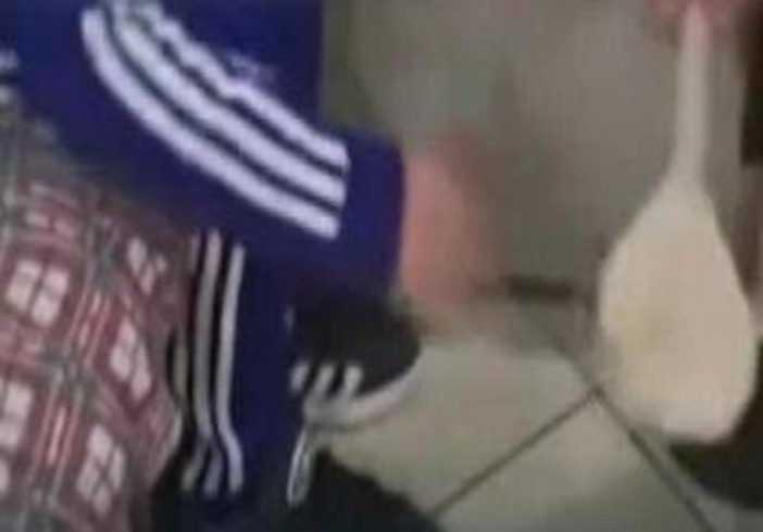 Catania, bimbo picchiato con un cucchiaio di legno: scatta il divieto di avvicinamento per i genitori