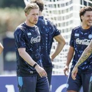 Napoli, De Bruyne come... Maradona: palleggia di stinco e incanta i tifosi