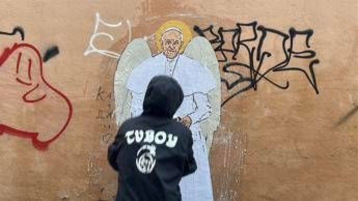Papa, lo street artist TvBoy omaggia Bergoglio con 'San Francesco'