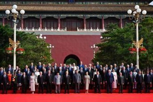 D'Alema e la foto con Putin e Kim a Pechino: &quot;C'era l'80% dell'umanità, isolarli è da coglio...&quot;