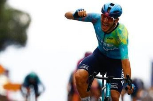 Giro d'Italia, Davide Ballerini vince in volata la sesta tappa. Eulalio sempre in rosa Giro d'Italia, Davide Ballerini vince in volata la sesta tappa. Eulalio sempre in rosa