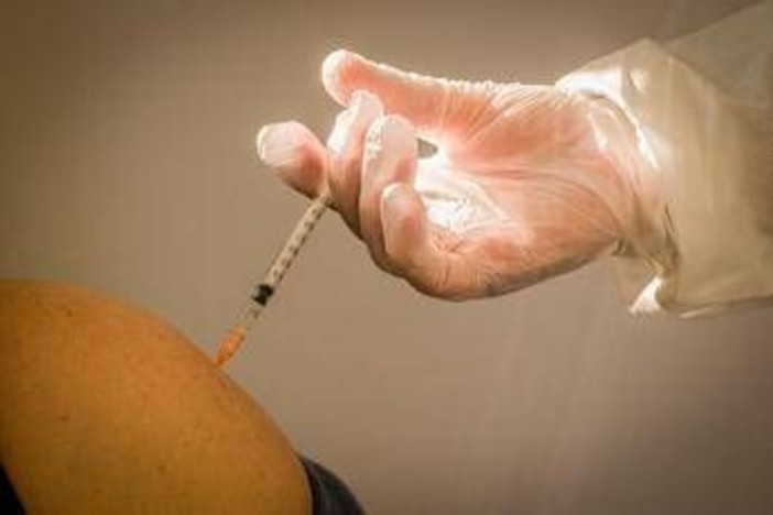 Un unico vaccino anti Covid e influenza, c'è l'ok dell'Ema al farmaco per gli over 50