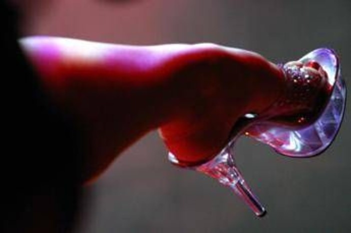 Stretta sul porno online, scatta obbligo verifica maggiore età per accedere a 48 siti web