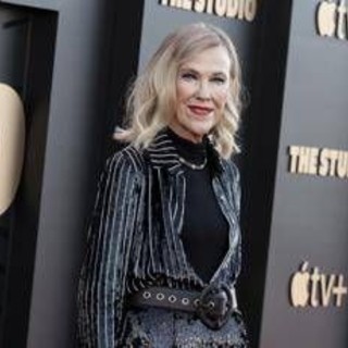 Catherine O’Hara vince un premio postumo agli Actor Award, per lei una standing ovation Catherine O’Hara vince un premio postumo agli Actor Award, per lei una standing ovation