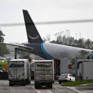 Aereo cargo Amazon fuori pista a Miami, 5 morti e 5 feriti: aperta un'indagine