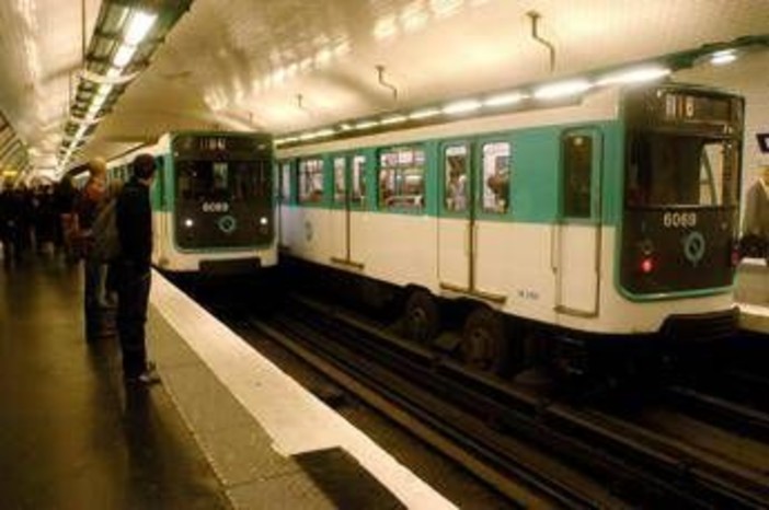 Tre donne accoltellate sulla metro di Parigi. Arrestato l'aggressore