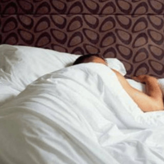 Sonno difficile e stanchezza appena svegli, è colpa dell'orologio biologico: ecco 5 regole per resettarlo