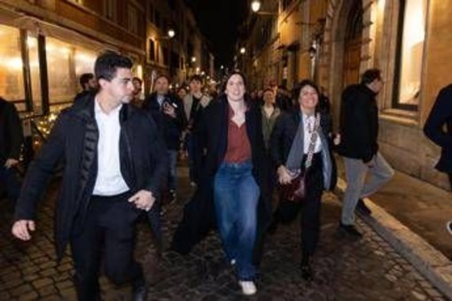 Referendum, la festa di Schlein in piazza tra selfie, cori e una promessa: "Batteremo Meloni"