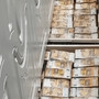 Blitz anticamorra a Napoli, nascosti nel muro Rolex e banconote per più di 3 milioni di euro: la scoperta