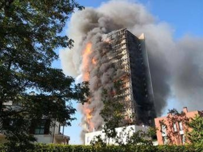 Milano, incendio Torre dei Moro: 9 condanne e 4 assoluzioni, pene fino a 3 anni Milano, incendio Torre dei Moro: 9 condanne e 4 assoluzioni, pene fino a 3 anni