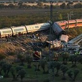 Disastro ferroviario in Spagna, il lutto e le indagini: "Via libera al treno nonostante convoglio fermo sui binari"
