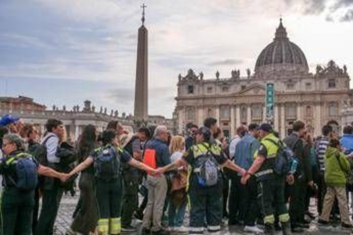 Papa Francesco, San Pietro torna a riempirsi di fedeli per l'omaggio a Bergoglio - Video