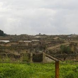 Pompei, si finge guida turistica e abusa di un 17enne in domus chiusa al pubblico: arrestato guardiano del Parco Pompei, si finge guida turistica e abusa di un 17enne in domus chiusa al pubblico: arrestato guardiano del Parco
