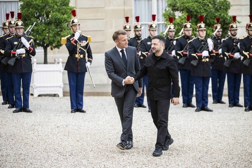 Macron con Zelensky “Europei pronti a fornire garanzie di sicurezza”