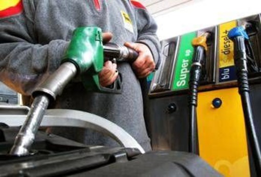 Carburanti, diesel e benzina sempre più cari: fino a 12 euro in più per il pieno Carburanti, diesel e benzina sempre più cari: fino a 12 euro in più per il pieno