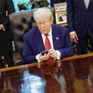 Trump pubblica i messaggi privati di Macron. Ma cosa rischia (in Italia) chi fa come lui?