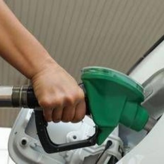 Carburanti, benzina in calo e gasolio sotto i due euro: i prezzi di oggi Carburanti, benzina in calo e gasolio sotto i due euro: i prezzi di oggi
