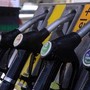 Carburanti, prezzi oggi in calo: sale solo la benzina in autostrada
