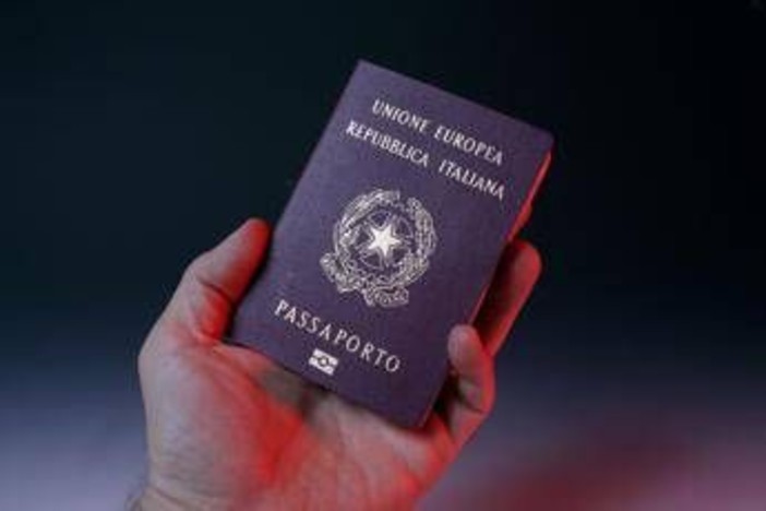 Passaporto italiano, da oggi cambia importo e metodo di pagamento: come funziona Passaporto italiano, da oggi cambia importo e metodo di pagamento: come funziona