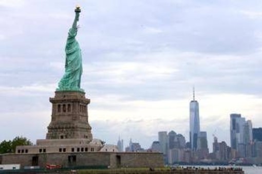 &quot;Trump, restituisci la Statua della Libertà&quot;, la provocazione dalla Francia e la Casa Bianca risponde