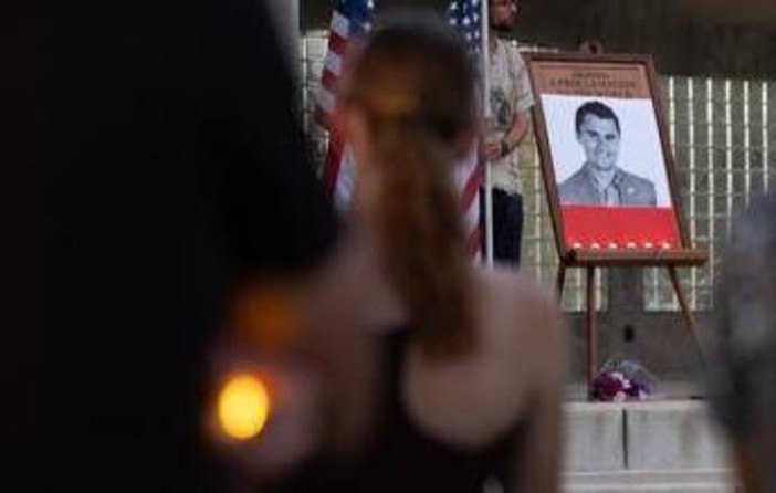 &quot;You're fired&quot;, esultano per morte Kirk e vengono licenziati: il caso