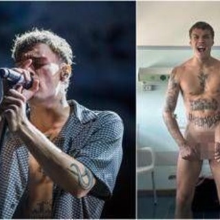 Blanco, la foto che fa discutere: in ospedale... completamente nudo