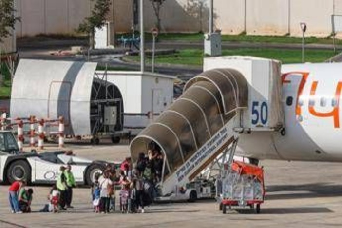 Volo Dubai-Tel Aviv, passeggeri in festa dopo attacco sventato Volo Dubai-Tel Aviv, passeggeri in festa dopo attacco sventato